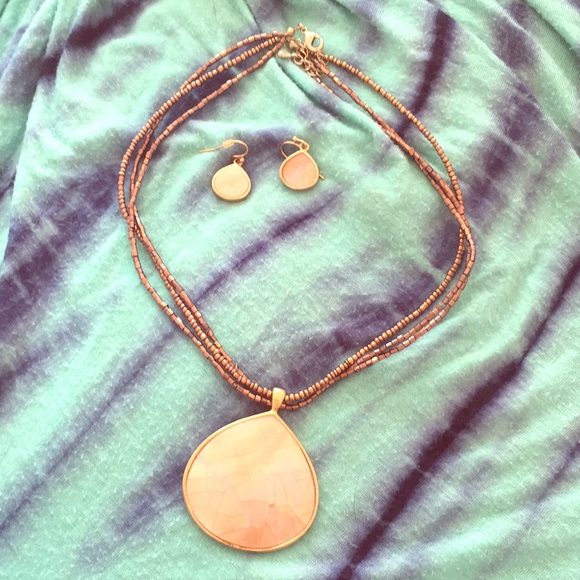 Soft pink iridescent shell necklace & earrings - Picture 2 of 4